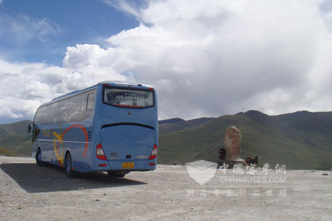 行至岗巴拉山区-藏獒观望宇通