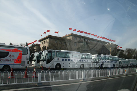 宇通“两会”用车在人民大会堂前蓄势待发