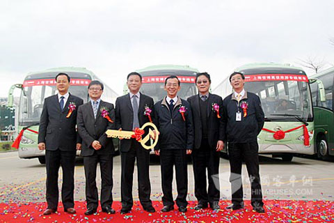 大金龙总经理郭仁祥向上海巴士公交三公司总经理吴增强交付金钥匙