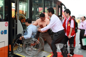 福田举行低碳混合动力无障碍公交车首发仪式