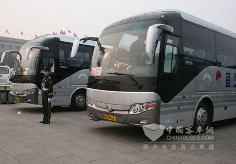 服务“两会”的宇通客车