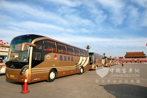 金旅车队停驶在天安门广场