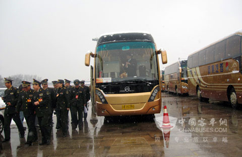 金旅车队恭候代表