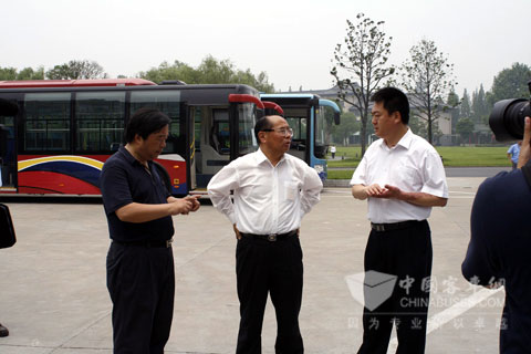 亚星客车徐粉云副总向原交通部部长黄镇东（中）和现南京市委副书记市长季建业介绍亚星新能源客车技术及产品情况