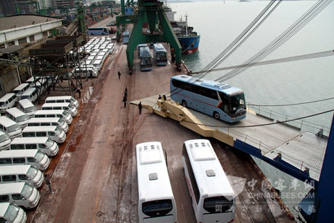 即将出口的金龙客车在厦门港装船