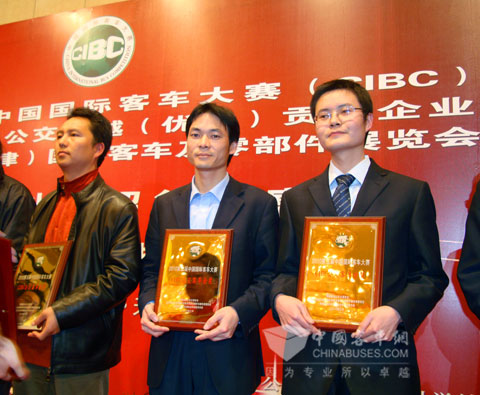 金旅市场管理部石添华经理（中）上台领奖