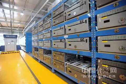 架子上摆满正在充电的车辆电池