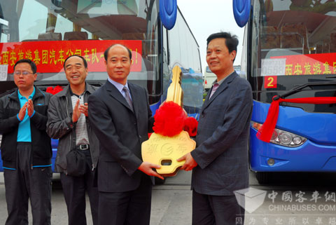 金旅销售公司李鹏总经理将金钥匙交到西安旅汽费长安总经理手里