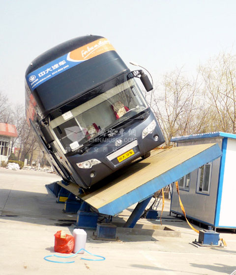 B9客车以35.1°的侧倾角顺利通过侧翻稳定角测试