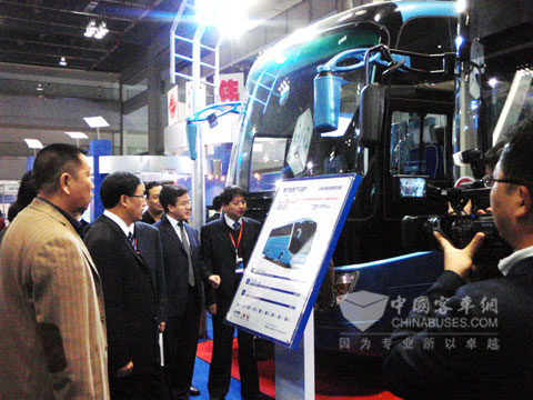 兰州市委副书记、市长袁占亭（左二）一行来到恒通客车展区