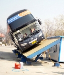 中大B9客车顺利通过国家侧翻稳定角试验