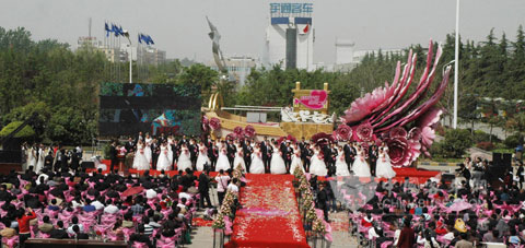 宇通集团第五届集体婚礼隆重举行