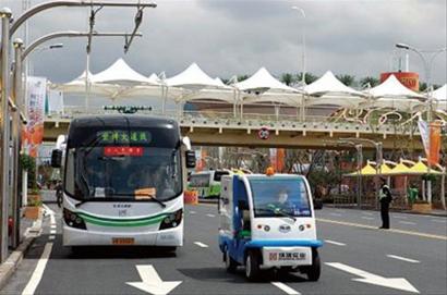 穿梭在世博园内的电动汽车
