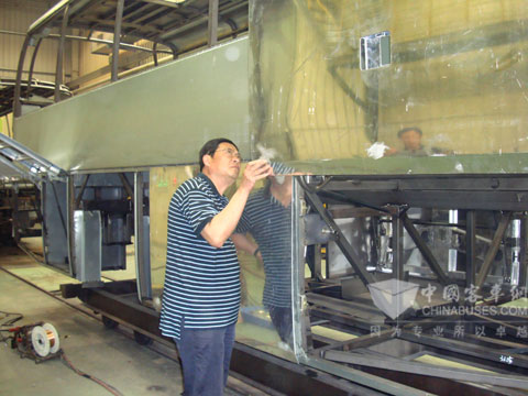 厦门金旅公司2010诚信行动之“绿动•无限”客车新品全国巡展活动移师厦门