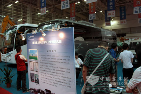 大金龙展台吸引各地客商前来参观