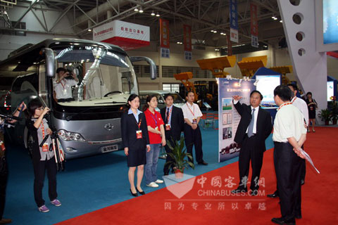 厦门市市长刘赐贵莅临大金龙展台参观指导