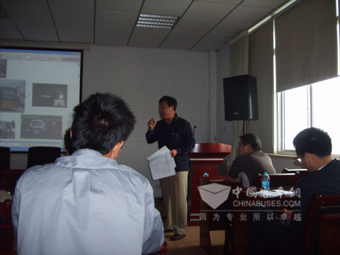 申龙客车世博服务保障电器培训现场