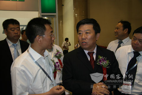 交通运输部副部长高宏峰与宇通副总王文兵亲切交流