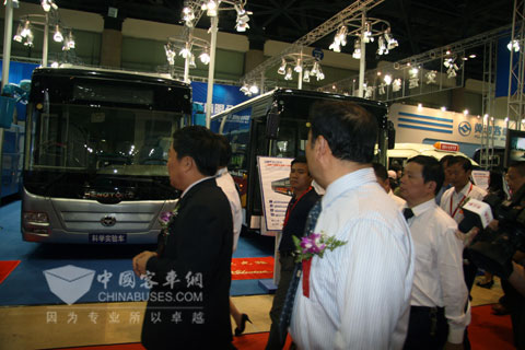 交通部副部长查看恒通客车