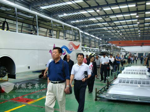 全国客运旅游企业领导回访厦门金旅之参观车间