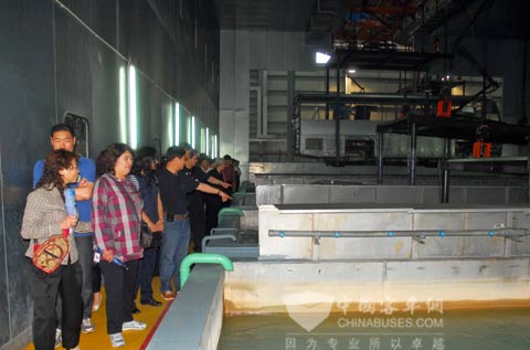 全国客运旅游企业领导回访厦门金旅之客户参观金旅阴极电泳车间