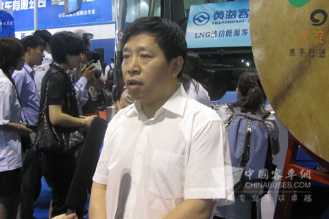 黄海客车副总经理刘双先接受记者采访
