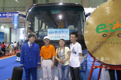 巴迷代表在黄海展车前合影