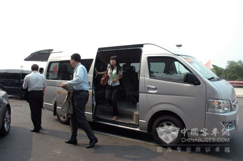 来自海南师大的论坛志愿者小董正走下海格商务车