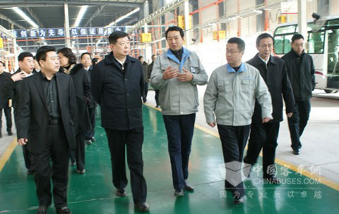 山东省委书记姜异康（左二）视察齐鲁客车