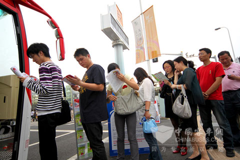 大金龙献血车点亮第七个世界献血者日