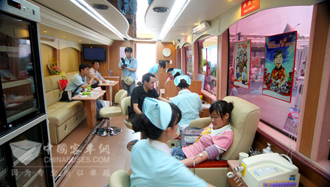 大金龙献血车点亮第七个世界献血者日