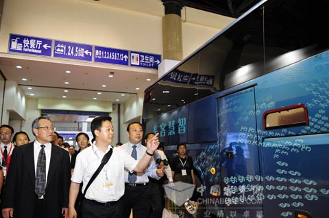 李盛霖部长听取苏州金龙品牌负责人王新亮介绍智慧客车