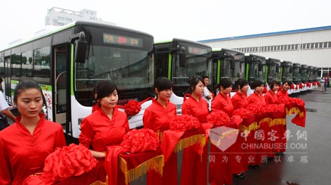 恒通首批50台恒通气/电混合动力客车交付现场