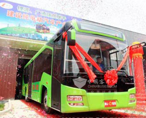 唐山首辆纯电动公交客车正式下线