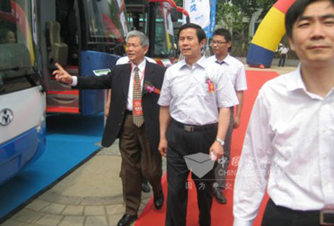 江苏省政府副省长史和平参观常隆客车展台，并听取企业领导的介绍