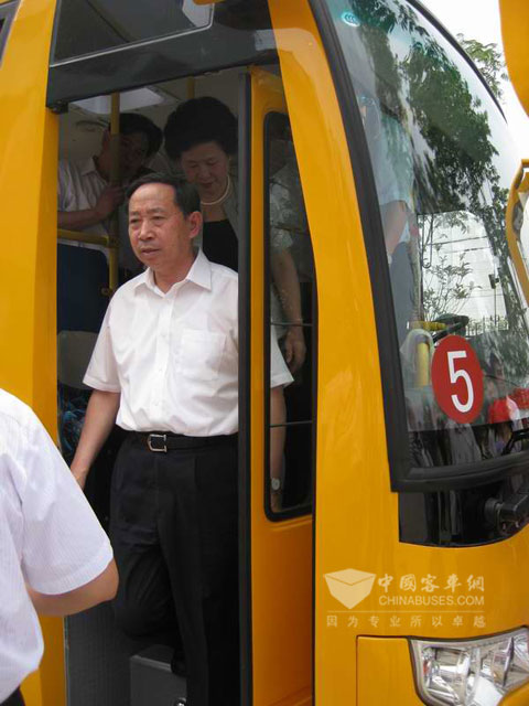 教育部部长袁贵仁参观东风旅行车专业校车