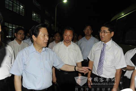 江苏省委书记梁保华一行来到盐城视察