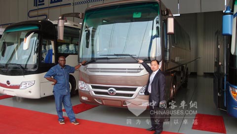 喀麦隆客户与恒通客车合影