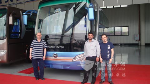 叙利亚客户与恒通客车合影