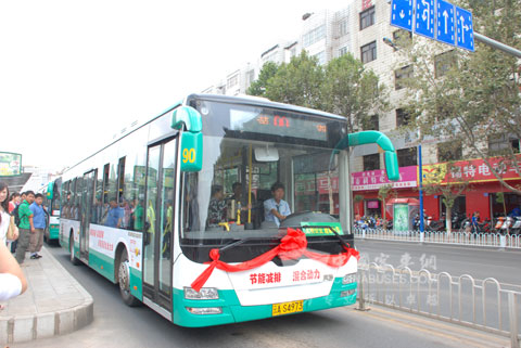 行驶中的黄海新能源客车