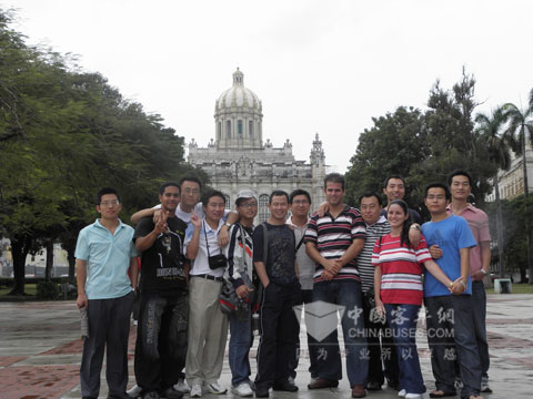 哈瓦纳大学的宇通班34班合影