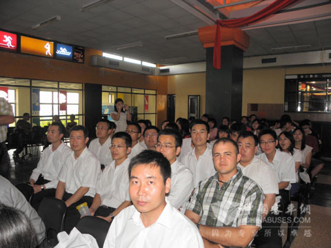 34班课堂现场大家认真聆听