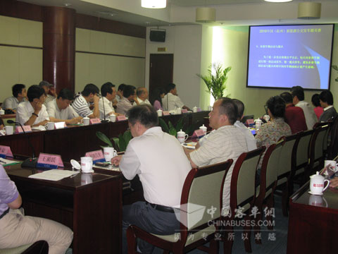 主办方汇报本次精英赛评审工作