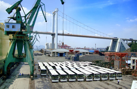 即将装船出口至秘鲁的金旅CNG公交车