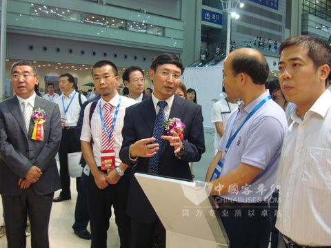 交通部道路运输司司长李刚等领导参观金旅展台