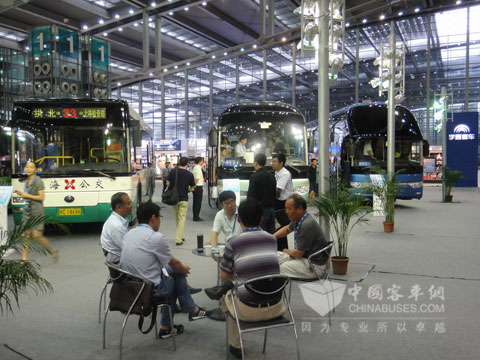 宇通展台前吸引众多参观者