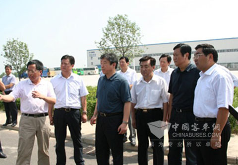 河南省委书记卢展工视察少林客车