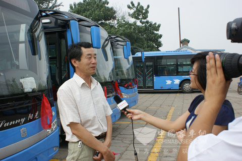 塘沽公交副总经理孙仲奎接受当地媒体采访