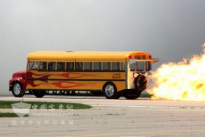 美国男子造喷气式校车 最高时速600公里