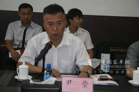 大连交运副总经理尹崇在会上发言